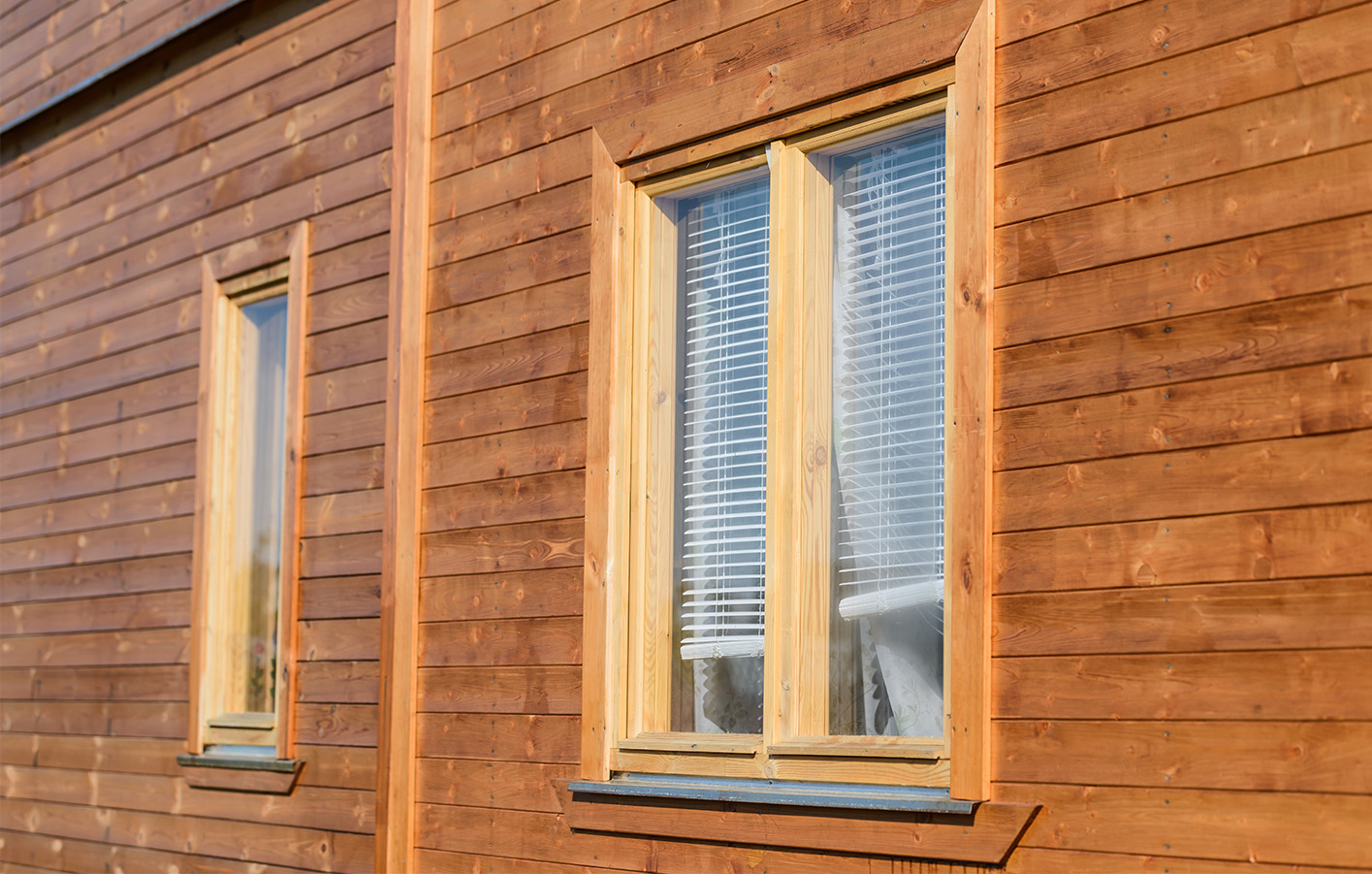 Natürliche Holzfassade mit silbergrauer Patina Nahaufnahme einer Holzfassade mit natürlicher silbergrauer Patina.