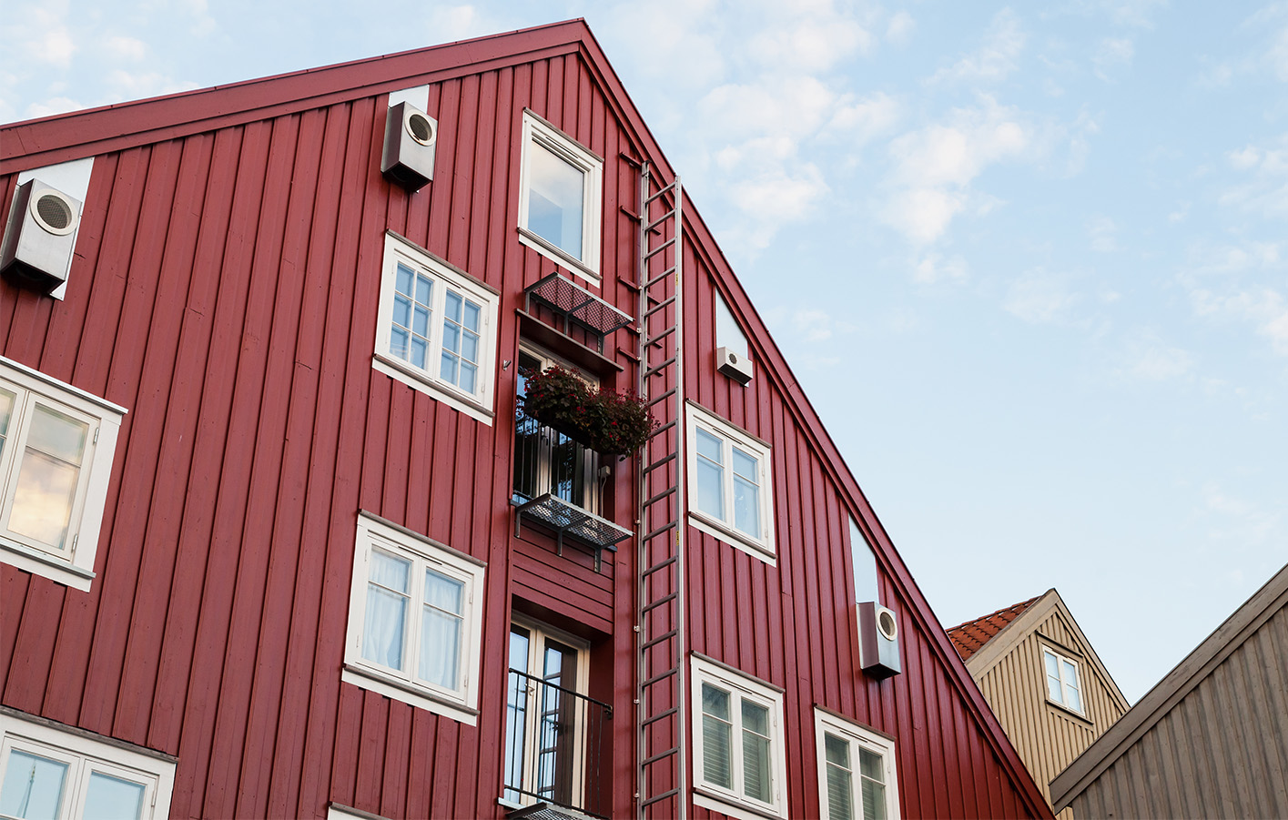 Schwedenrot Lasur auf Holzfassade – Schutz und zeitloser Charme Frisch lasierte Holzfassade in Schwedenrot als Schutz vor Witterungseinflüssen.