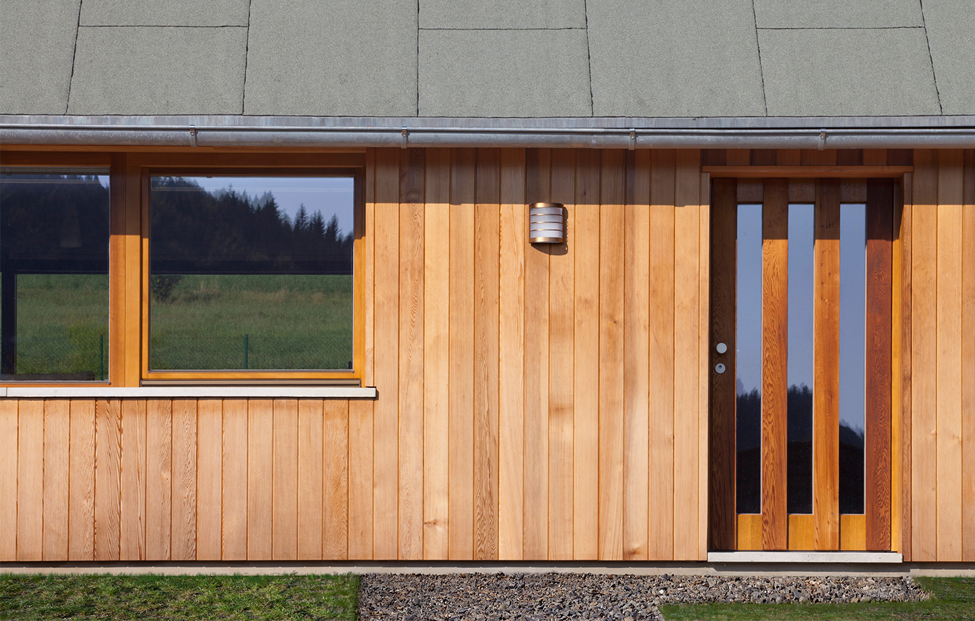 Holzfassade pflegen – Holzlasur für Schutz und Langlebigkeit Holzpflege mit Lasur auf einer Holzfassade zum Schutz vor UV-Strahlen.
