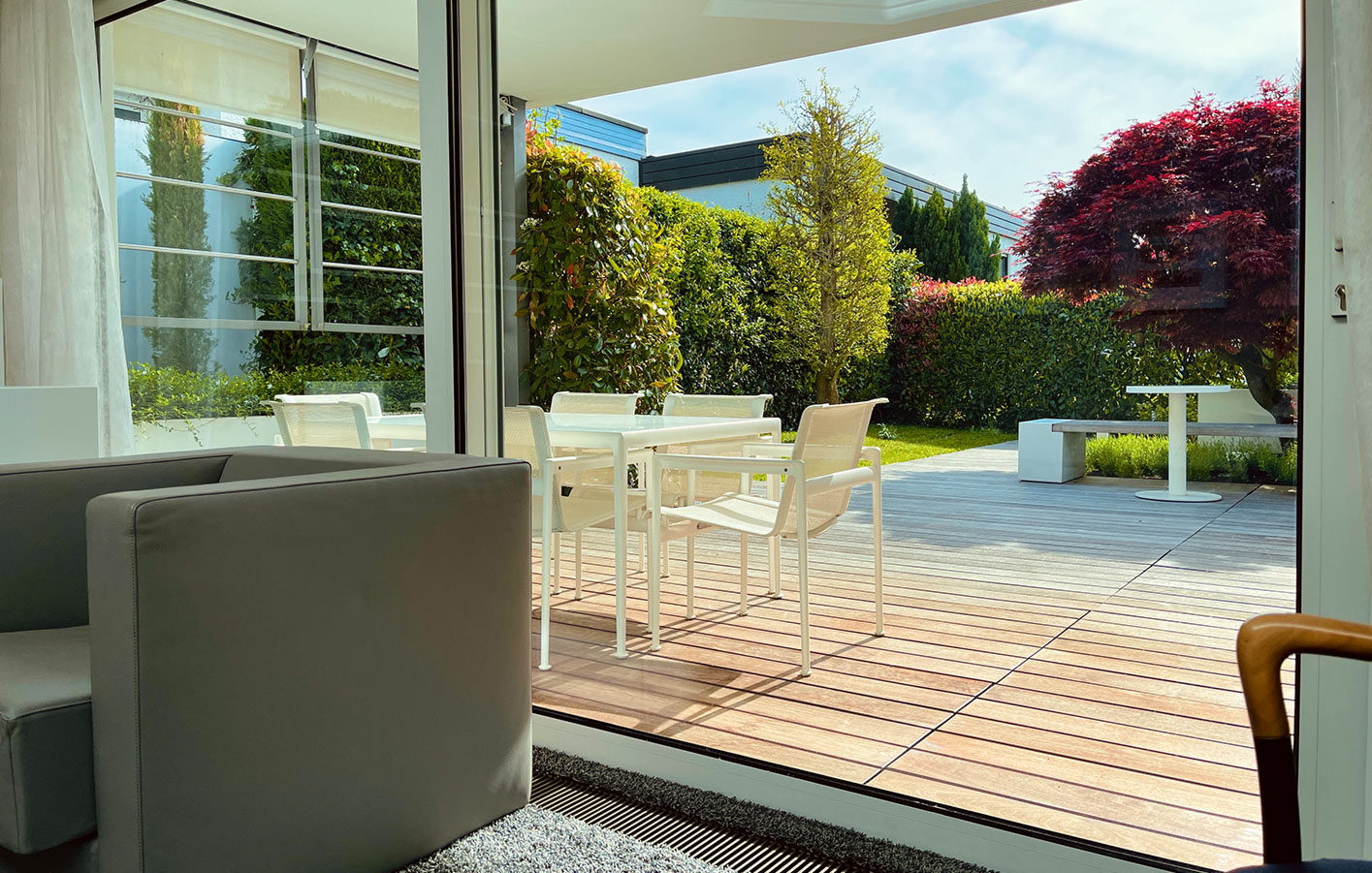 Ausblick auf elegante Terrasse 