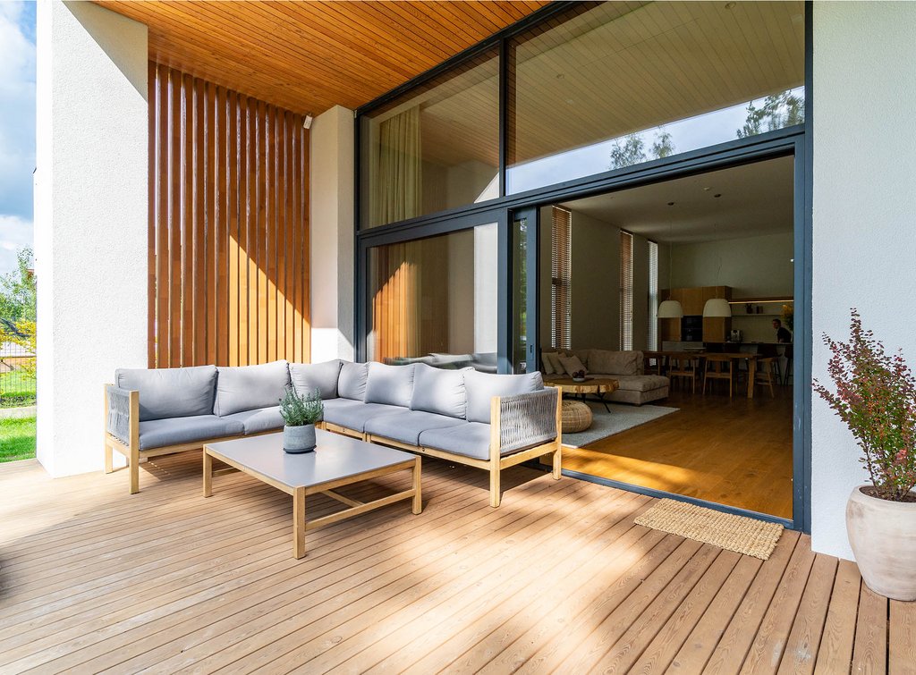 Moderne Holzterrasse mit passender Fassade